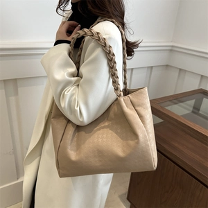 Grande borsa tote marrone chiaro con trama pied-de-poule e tracolla intrecciata