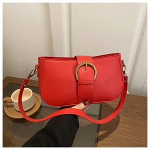 Gros plan sur le sac baguette en cuir rouge vif avec une grande boucle dorée vintage