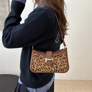 Sac sous le bras à imprimé léopard chic avec bordure en cuir marron pour femmes