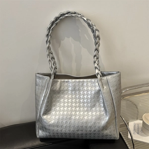 Sac cabas argenté métallisé avec motif pied-de-poule et poignées tressées style chic