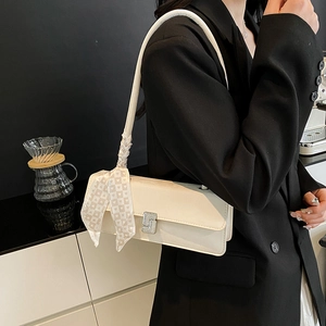 Sac baguette crème chic pour femme avec une élégante écharpe en soie sur la poignée