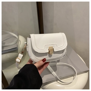 Gros plan d'un sac blanc en cuir litchi avec boucle dorée et bandoulière réglable