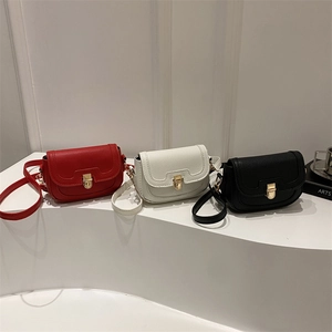 Sacs bandoulière rétro en rouge blanc et noir avec verrous dorés et texture de litchi