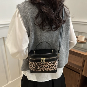 Sac seau cylindrique bicolore léopard avec fermetures dorées et bandoulière pour femme