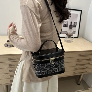 Sac bandoulière rétro à motif léopard avec coutures en cuir noir et double zip