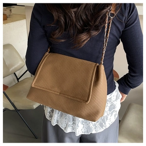 Detail der braunen Vintage-Tasche mit strukturiertem Twill-Stoff und Ketten-Schultergurt