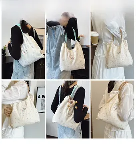 Détails d'un sac cabas en nylon à imprimé fleuri avec anses en corde et étiquette tissée