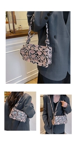 Sac bandoulière motif serpent rose et noir avec petit porte-monnaie assorti