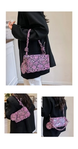 Détails du sac bandoulière violet à motif serpent avec bandoulière nouée et porte-monnaie