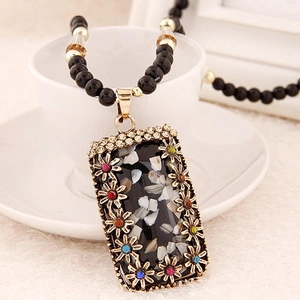 Collana lunga bohémien con ciondolo in conchiglia colorata e dettagli in strass