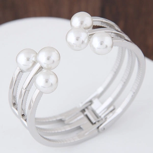 Vue détaillée du bracelet jonc argenté à trois couches avec six perles blanches