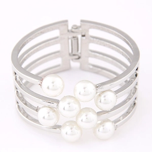 Détail du bracelet multi-rangs argenté avec six perles blanches et fermoir articulé