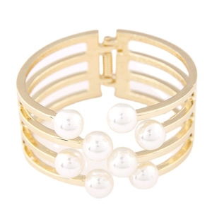 Bracelet manchette doré multicouche élégant orné de huit perles blanches au design ouvert
