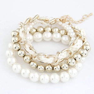Ensemble de bracelets multicouches bohème avec perles blanches et or sur fond blanc pur