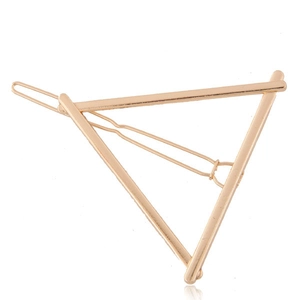 Détail d'une pince à cheveux triangulaire géométrique avec finition métallique or clair