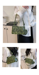 Détail du sac bandoulière vert motif serpent avec bord ondulé et mini porte-monnaie
