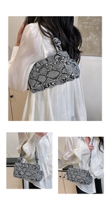 Détails du sac bandoulière effet serpent avec bandoulière nouée et finitions métalliques