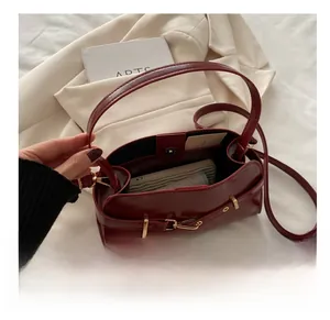Innenansicht der Speicherkapazität dieser burgunderroten Leder-Schultertasche im Retro-Stil
