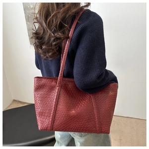 Dettaglio borsa tote bordeaux intrecciata con trama in pelle a trama larga