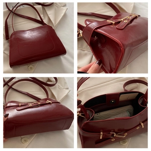 Dunkelrote Vintage-Handtasche mit Hochglanzleder, Metallschnalle und Innenraum im Detail