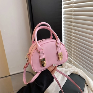 Dettagli borsa a conchiglia rosa opaco con fibbie dorate e tracolla regolabile