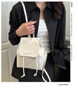 Détail du mini sac à dos en cuir blanc avec texture froissée et nœuds