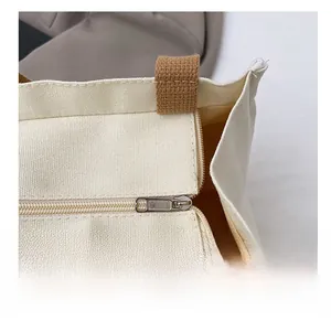 Détail du zip en métal lisse et des coutures sur le sac à déjeuner en toile