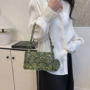 Sac baguette chic vert à motif serpent avec bandoulière nouée et breloque miroir