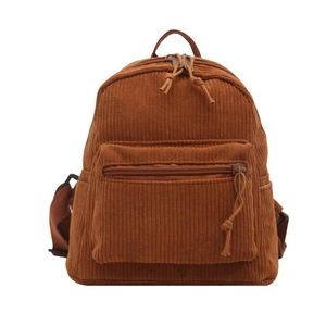 Vue de face d'un sac à dos en velours côtelé marron caramel avec grande poche frontale