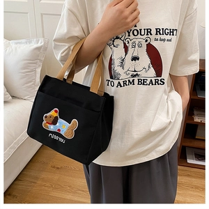 Détail du sac cabas en toile noire avec broderie chien et texte Miss You brodé