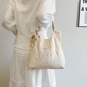 Sac fourre-tout en toile florale avec anses en corde contrastées et breloque ours mignon