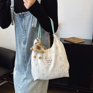 Sac à bandoulière en toile blanche avec motifs fleurs et lapin et charmant lion en peluche