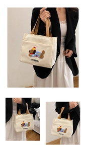 Détail du sac cabas en toile avec broderie de chien et poignées marron en trois vues