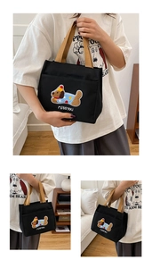 Gros plan du sac en toile noir avec broderie bouclée de chien et inscription Missyou