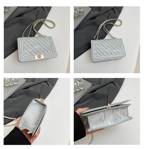 Détails de la texture matelassée en V, finition argentée et fermoir doré du sac