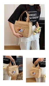 Détail du tissu en toile avec broderie de chiot et inscription MISSYOU sur le sac