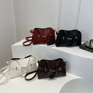 Minimalistische Muscheltaschen in Dunkelrot, Schwarz, Weiß und Braun mit Goldbeschlägen