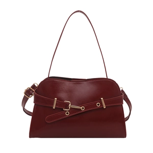 Dunkelrote Vintage-Schultertasche aus glänzendem Leder mit goldener Schnalle