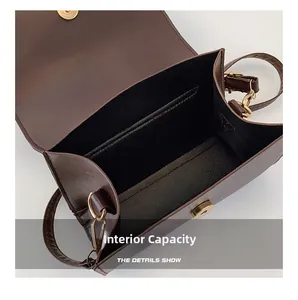 Détail intérieur du sac à rabat marron foncé montrant le grand compartiment et le fermoir aimanté