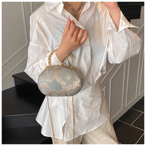 Elegante mini borsa da sera con ricamo floreale dorato e chiusura di perle