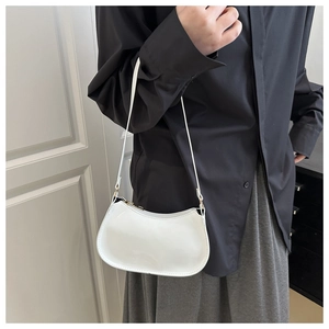 Détail macro du sac sous le bras en cuir PU blanc brillant avec ferrures dorées élégantes
