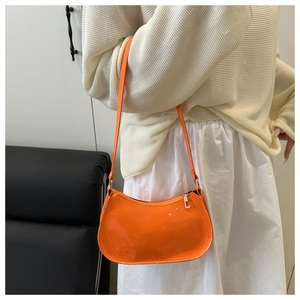 Détail du sac sous l'aisselle en cuir PU orange brillant avec fermeture éclair moderne