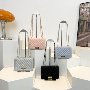 Sacs à bandoulière matelassés en quatre couleurs avec motif chevron et fermoir métal