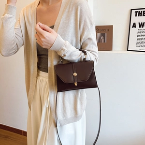 Sac bandoulière marron foncé vintage en cuir mat avec fermoir métallique doré