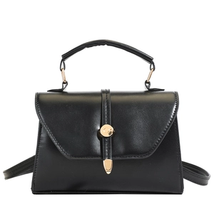 Sac à main noir classique en cuir texturé avec boucle ronde dorée et bandoulière