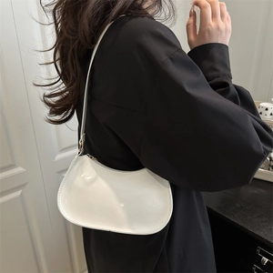 Sac hobo blanc minimaliste en cuir verni avec une forme de demi-lune pour femmes