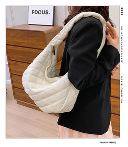 Détail du sac à bandoulière matelassé blanc cassé avec rembourrage et sangle large