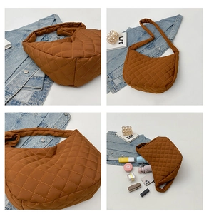 Vues macro du sac hobo matelassé marron avec motif de losanges en nylon et grande capacité