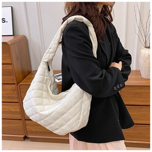 Sac à bandoulière matelassé blanc crème avec motif losanges et forme de demi-lune chic