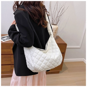 Grand sac cabas matelassé blanc porté épaule avec texture bouffante élégante